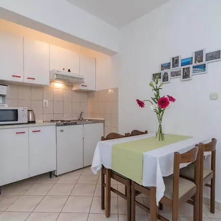 Apartment Ferienwohnung Fuer 3 Personen 1 Kind Ca 35 Qm In Okrug Gornji, Dalmatien Mitteldalmatien *