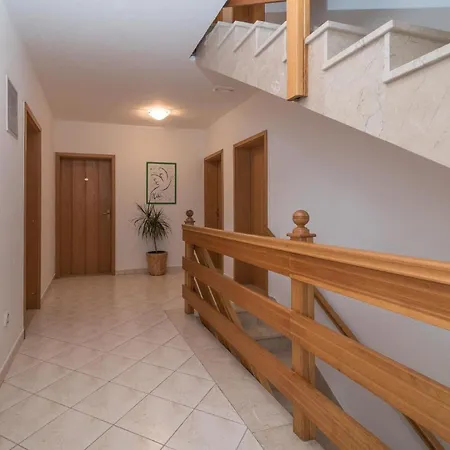 Apartment Ferienwohnung Fuer 3 Personen 1 Kind Ca 35 Qm In Okrug Gornji, Dalmatien Mitteldalmatien *