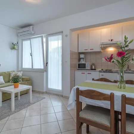 Ferienwohnung Fuer 3 Personen 1 Kind Ca 35 Qm In Okrug Gornji, Dalmatien Mitteldalmatien Apartment *