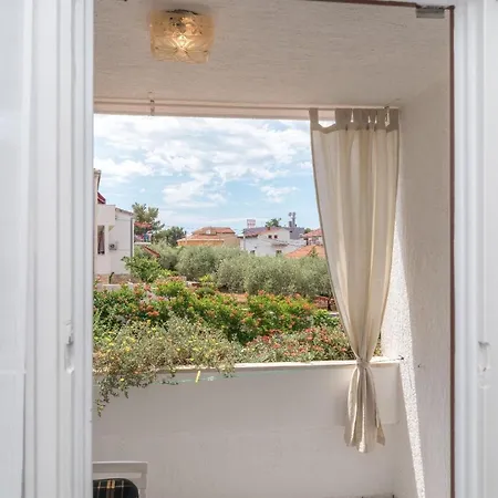 Apartment Ferienwohnung Fuer 3 Personen 1 Kind Ca 35 Qm In Okrug Gornji, Dalmatien Mitteldalmatien *