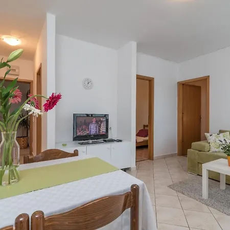 Apartment Ferienwohnung Fuer 3 Personen 1 Kind Ca 35 Qm In Okrug Gornji, Dalmatien Mitteldalmatien *