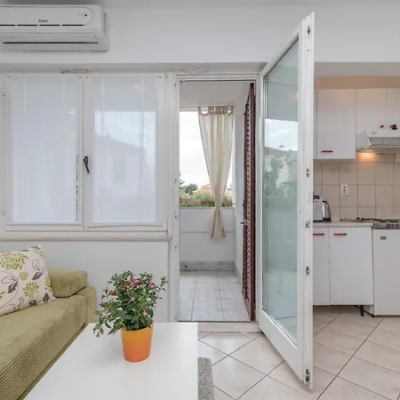Ferienwohnung Fuer 3 Personen 1 Kind Ca 35 Qm In Okrug Gornji, Dalmatien Mitteldalmatien *